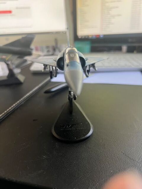 MIRAGE  2000  ARMEE DE L'AIR sur son socle
Pas de boite Hérouville-Saint-Clair (14)