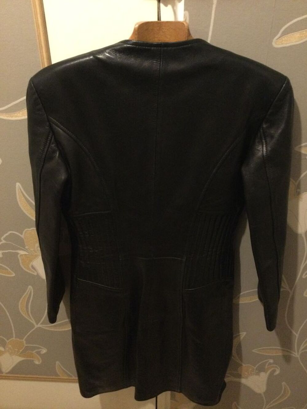 Robe Noire Cuir Agneau &Eacute;l&eacute;gante Mi-Longue Taille 40
Vêtements