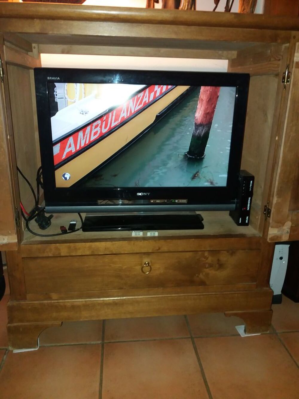 Meuble t&eacute;l&eacute;vision bois massif avec t&eacute;l&eacute;viseur Sony Bravia Meubles