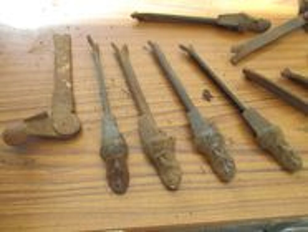 UN arr&ecirc;t de volet tr&egrave;s ancien celui de gauche Bricolage