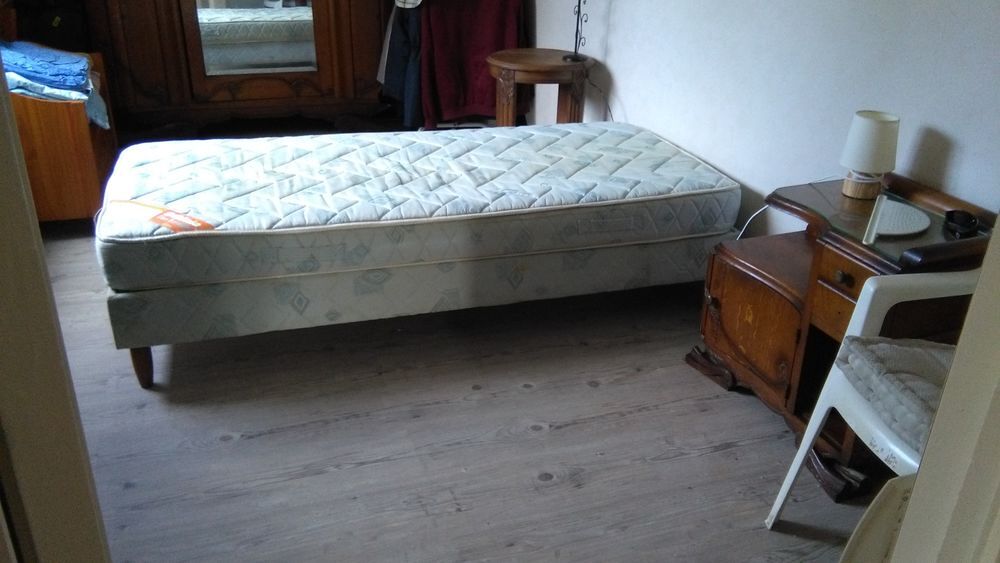Sommier tapissier sur pieds avec matelas Meubles