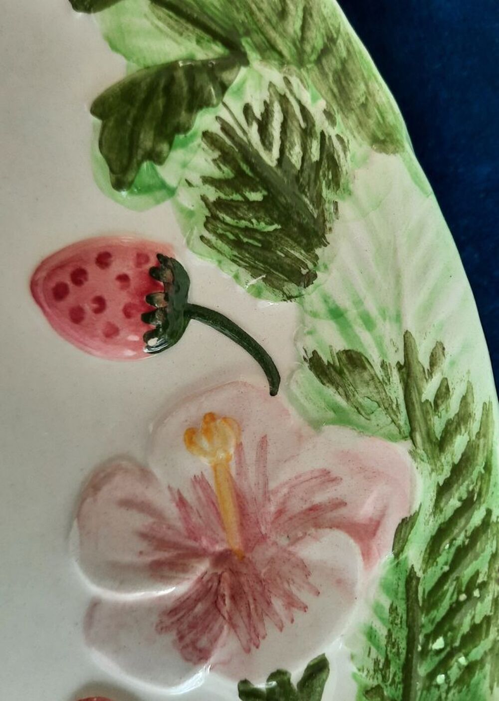6 Assiettes en barbotine &agrave; d&eacute;cor de fleurs, fraises et feuil Cuisine