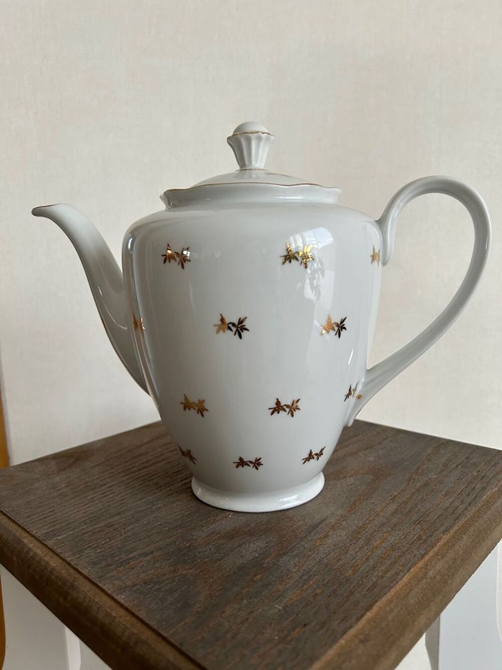 Cafeti&egrave;re, porcelaine blanche avec motifs dor&eacute;s Cuisine