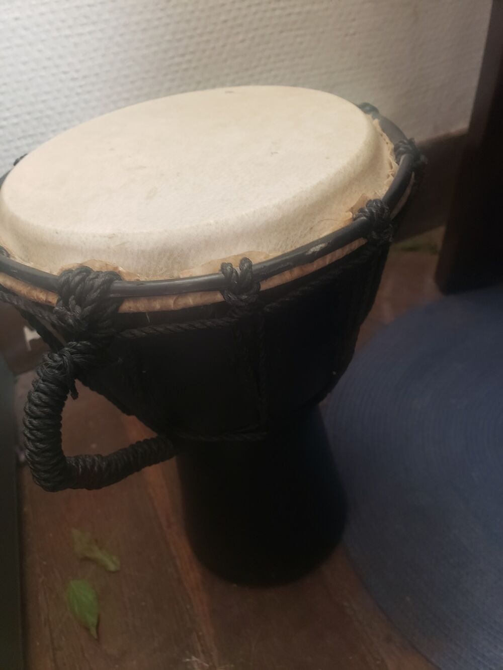 Djemb&eacute; noir avec poign&eacute;e corde,
35 euros 
Svp
Merci..... Instruments de musique