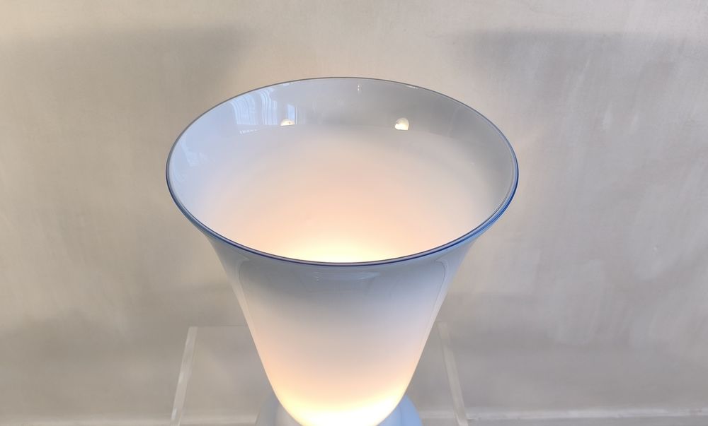 Grande lampe vintage en Verre de Boh&ecirc;me bleu opalin Décoration