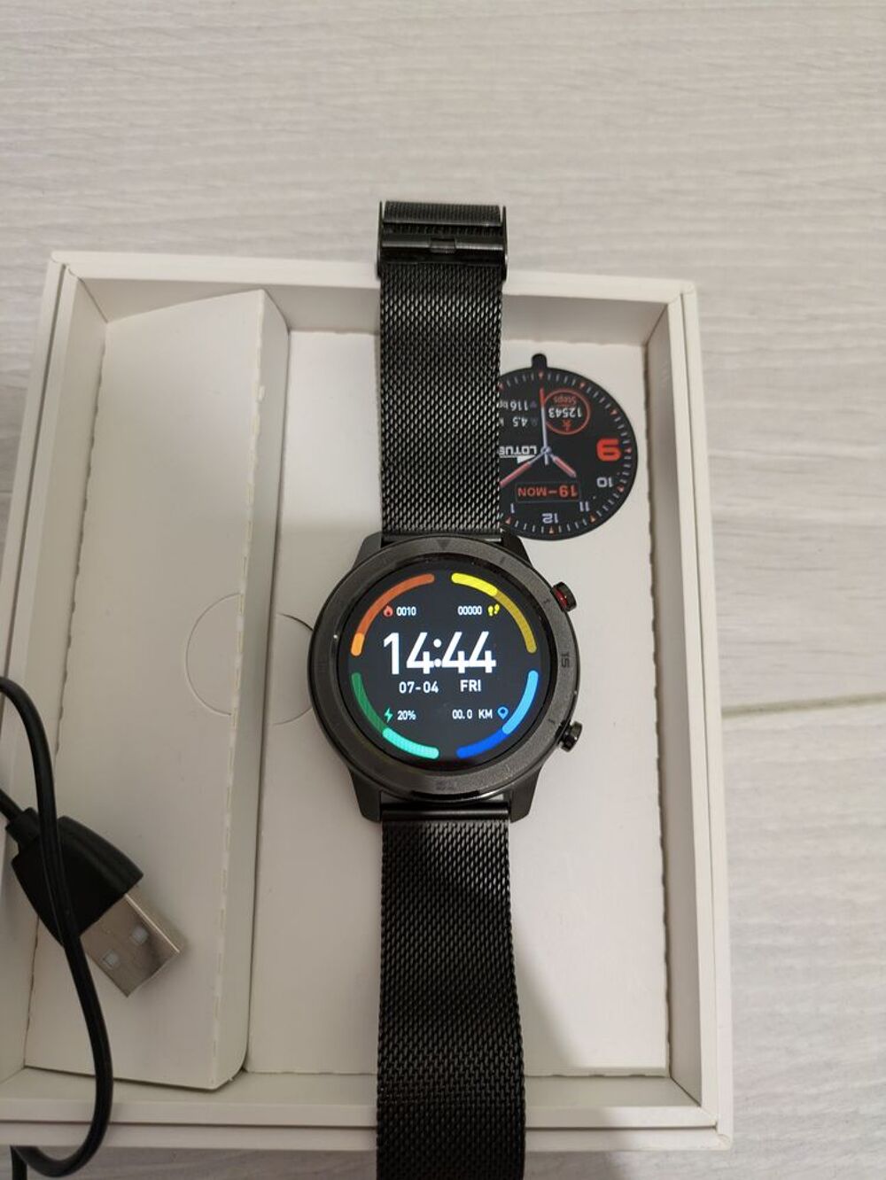 Montre connect&eacute;e Lotus avec &eacute;cran tactile Bijoux et montres