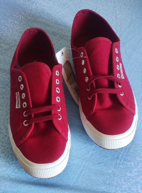 Je propose une paire de Superga 2750, coloris rouge bordeaux 45 Italie