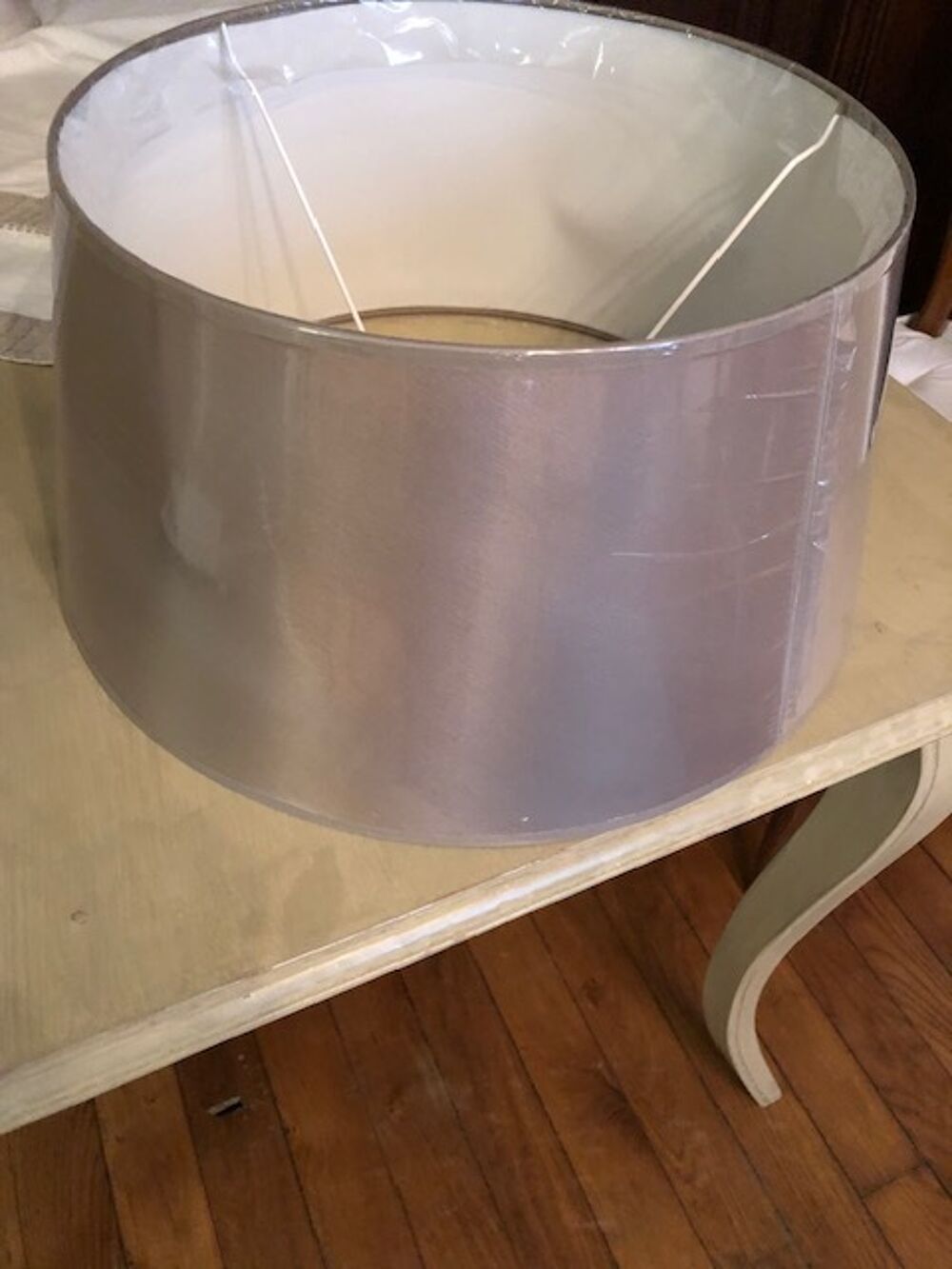 Abat-jour cylindrique gris;
UNE SERIE D'ABAT-JOURS Décoration