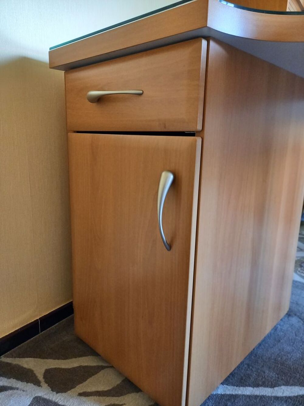 Bureau styl&eacute; en bois et deux chaises 
Meubles