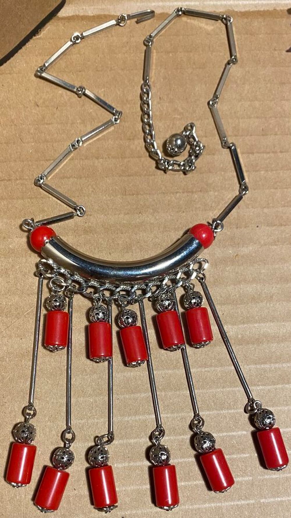 3 colliers Bijoux et montres