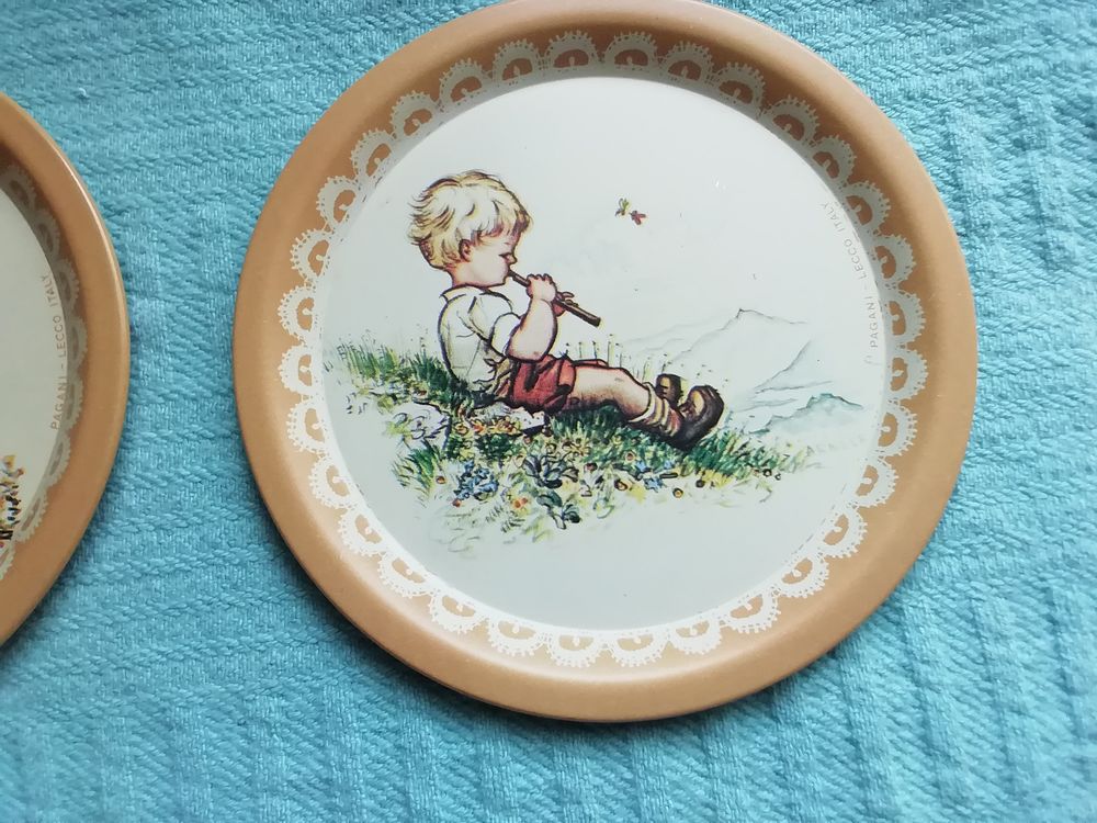 Sous tasses en m&eacute;tal ann&eacute;e 60 /70 avec figurine Cuisine