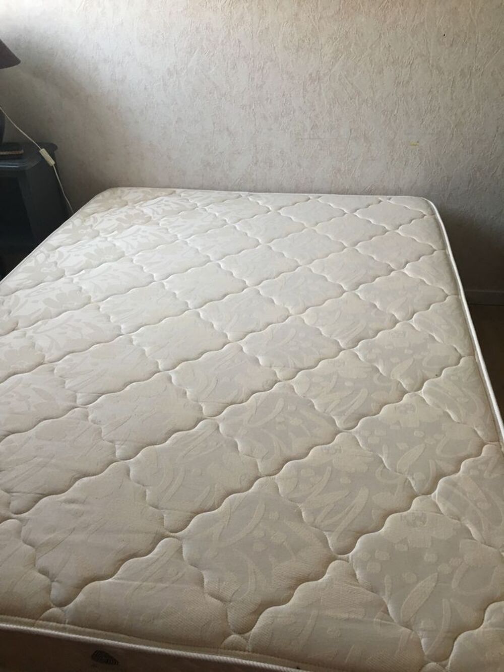 matelas et sommier 140x200 parfait &eacute;tat Meubles