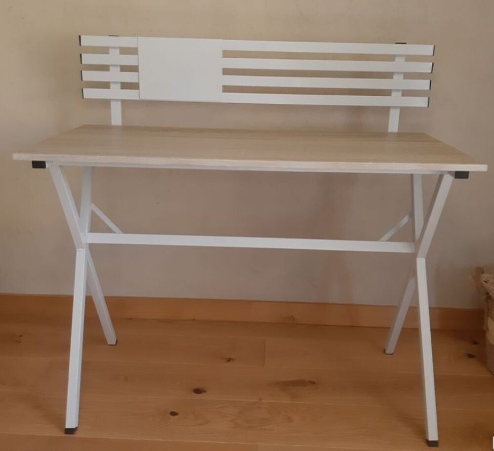 Bureau en bois clair avec pieds m&eacute;talliques blancs Meubles