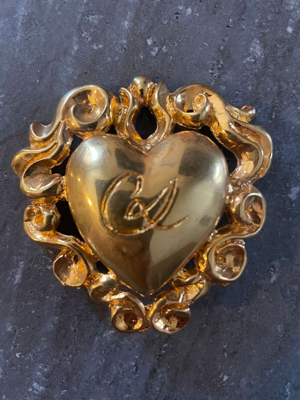 Broche coeur CL dor&eacute;e arabesque Christian LACROIX Bijoux et montres