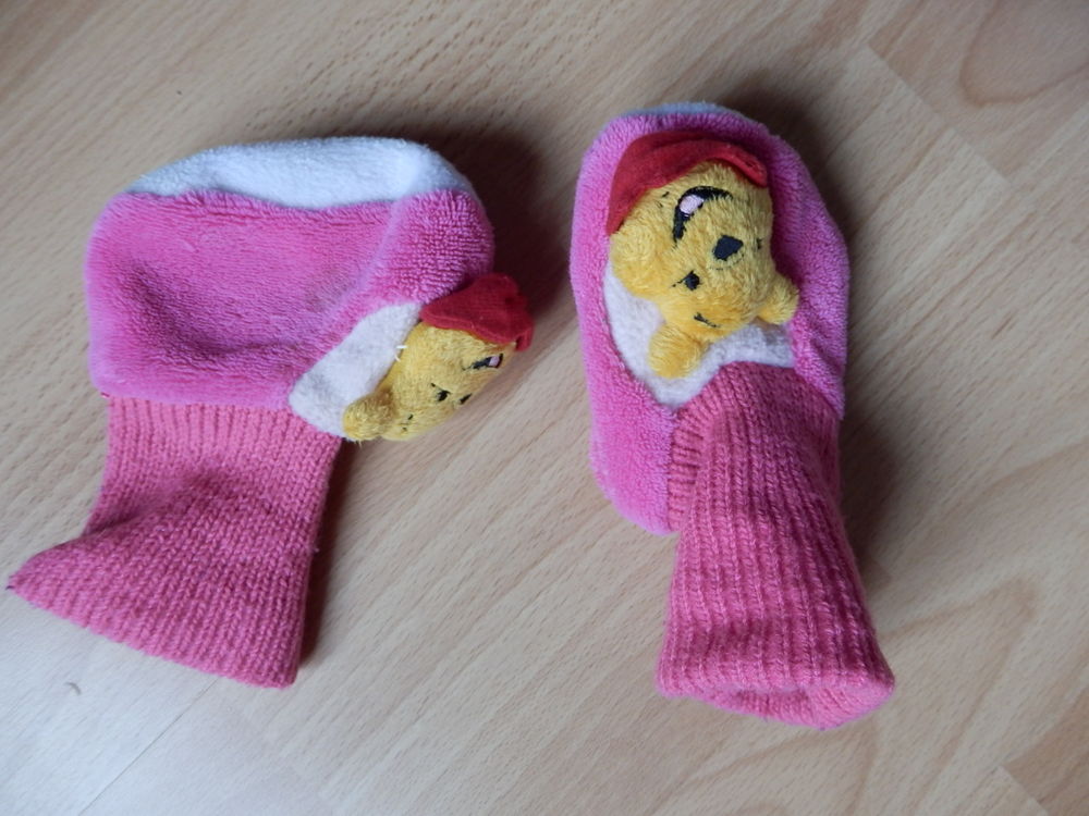 Paire de chaussons Winnie l'ours T 16-17 : Tr&egrave;s bon &eacute;tat Chaussures