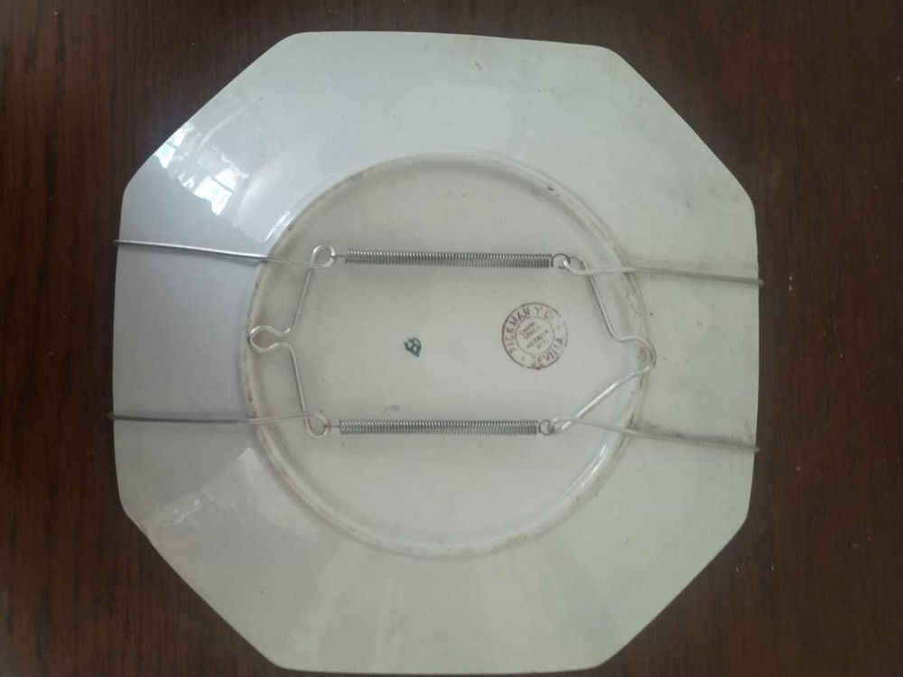 Assiette en porcelaine de Chine Pickman. S&eacute;ville Décoration