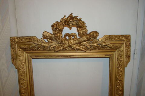 Ancien cadre dor� � fronton de style Louis XVI  - XIX�me
450 Gargenville (78)