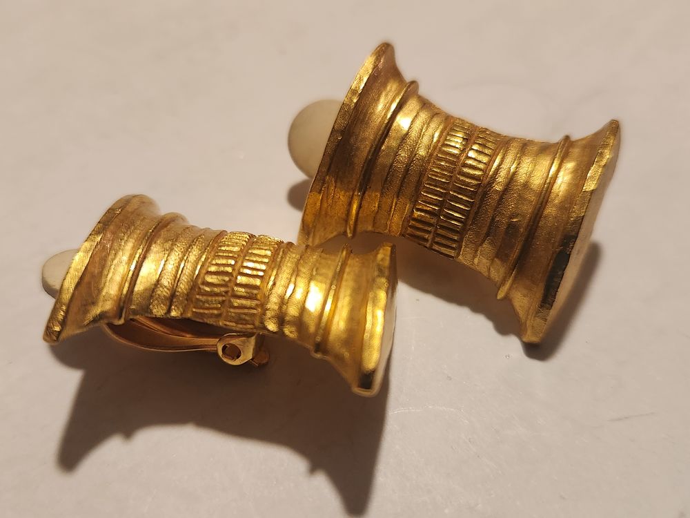 BO Boucles d'Oreilles Clip motif dor&eacute; ANTIGONA Bijoux et montres