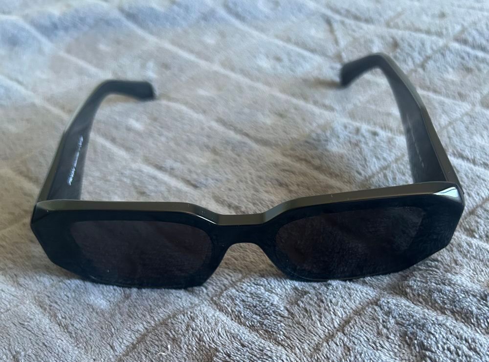 Lunettes de soleil noires Prada avec &eacute;tui Bijoux et montres