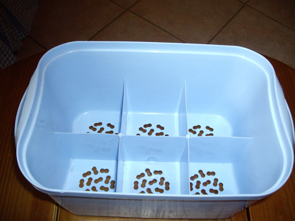 PORTE-BIBERON EN PLASTIQUE BLEU A 6 COMPARTIMENTS Puriculture