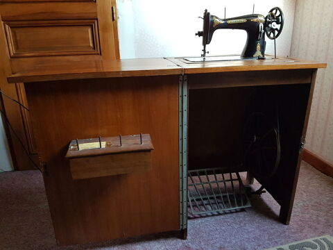 Machine � coudre ancienne avec meuble 30 �vry (91)