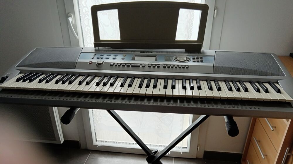 Clavier &eacute;lectronique Yamaha Portable Grand. DGX 200 Matériel informatique