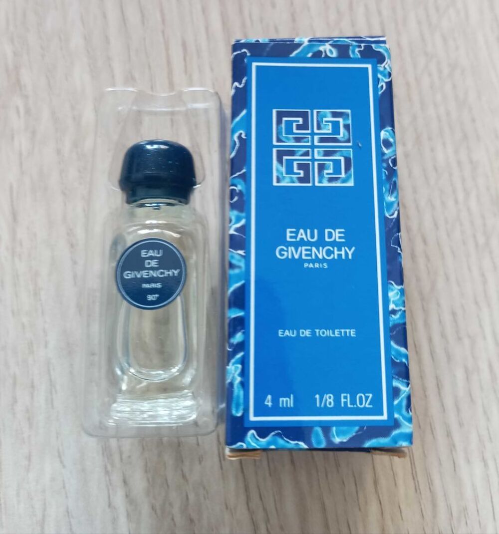 lot 8 miniatures de parfums Givenchy 