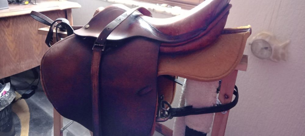 Selle de cheval. en cuir. fe couleur marron. &eacute;triers Sports