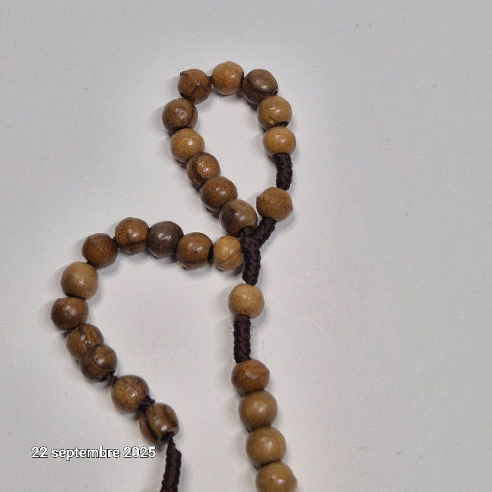 Chapelet catholique avec perles en bois et une croix de Beth Bijoux et montres
