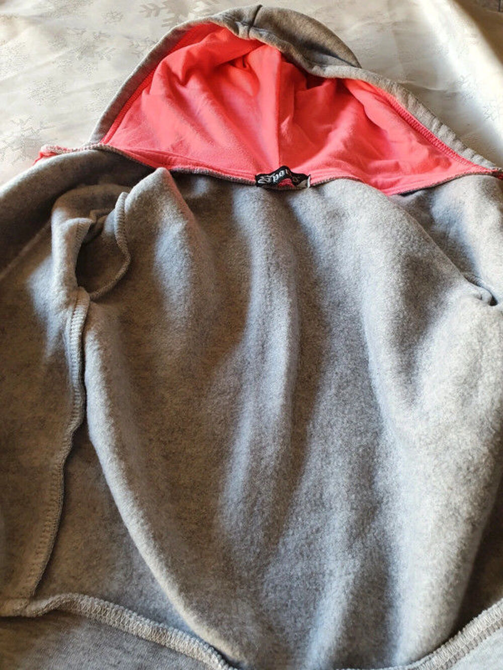 gilet &agrave; capuche zipp&eacute;
4 ans 
gris et rose
Vêtements enfants