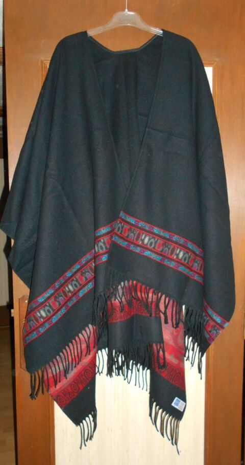 Grande cape/poncho noire, motifs & franges ds le bas (France 20 Ervy-le-Ch�tel (10)
