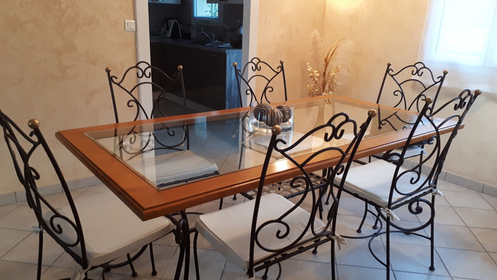 table salle a manger + chaises Meubles