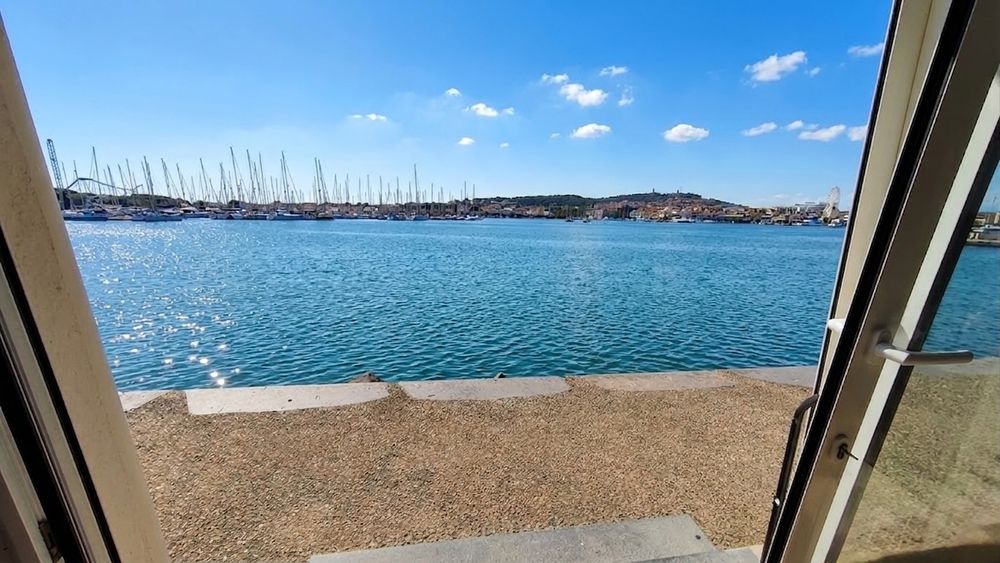 Vente Appartement LE CAP D'AGDE : ÎLE DES PÊCHEURS: Situé face au port, appartement DUPLEX donnant sur le quai, composé de deux niveaux. Le cap d agde