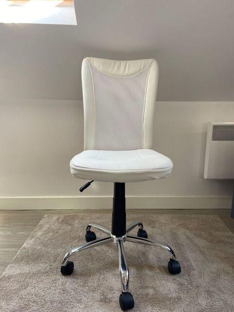 Chaise de bureau blanche avec roulettes ? bon tat 15 Lille (59)