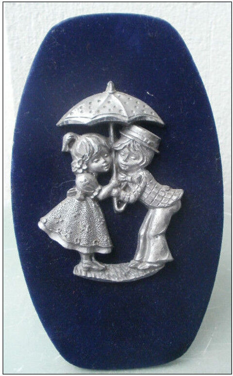 Tableau en étain sur velours bleu (enfants sous parapluie) 8 Montauban (82)