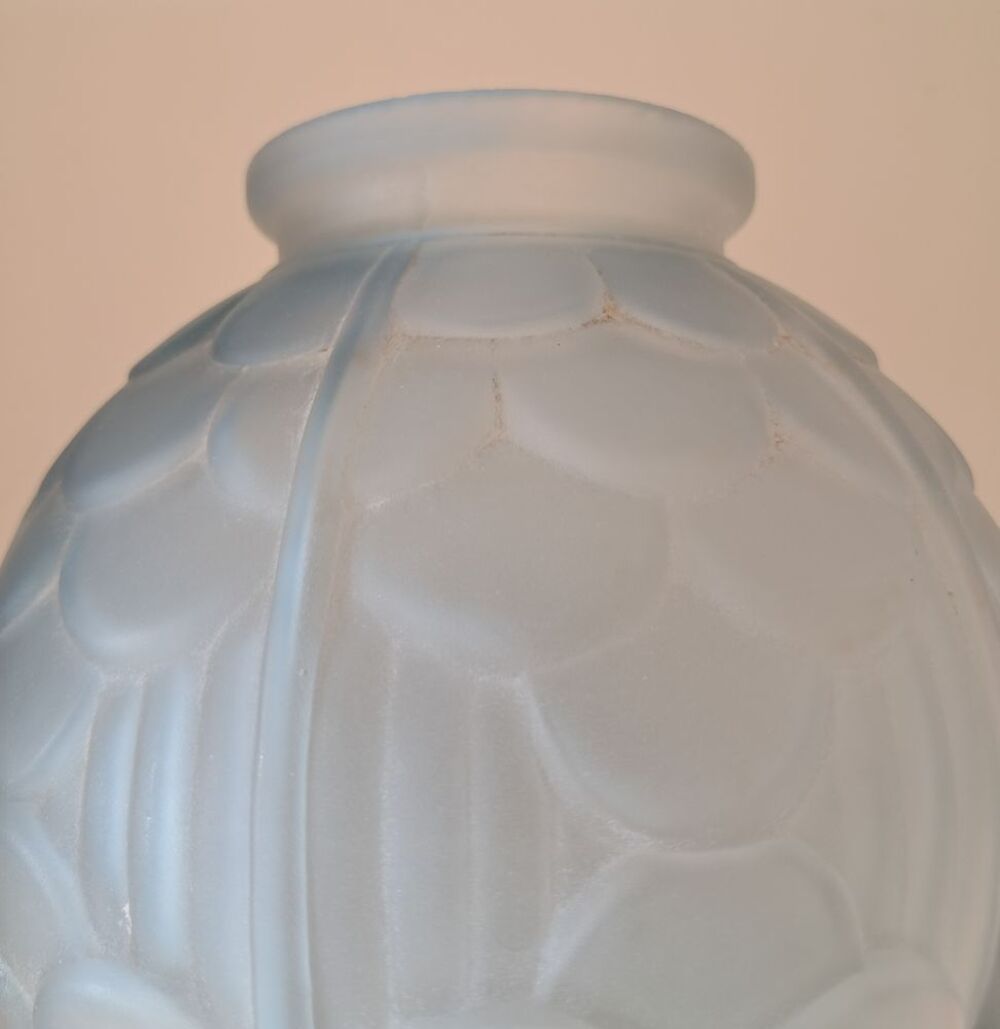 Vase boule Art D&eacute;co en verre poli press&eacute; moul&eacute; bleu poli Décoration