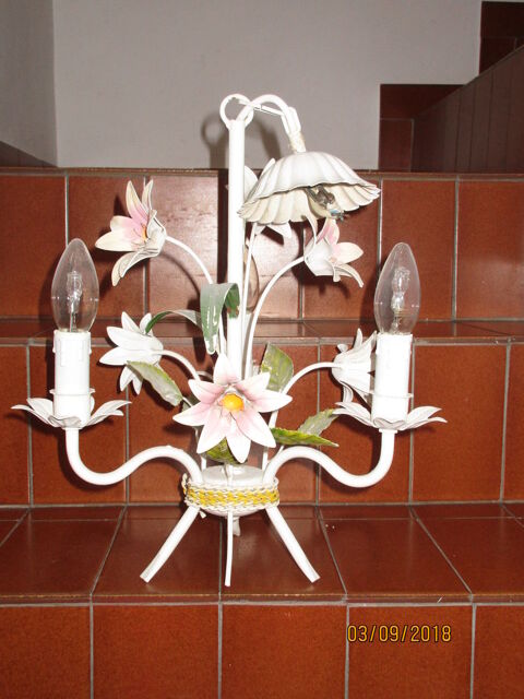 un luminaire en fer forgé blanc avec des fleurs 
20 Gradignan (33)