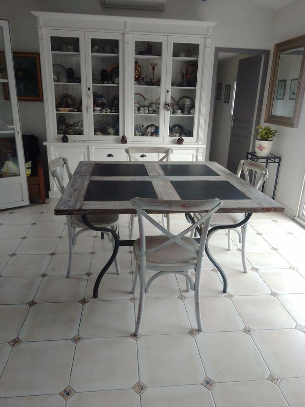  Salle &agrave; manger
4 chaises Meubles