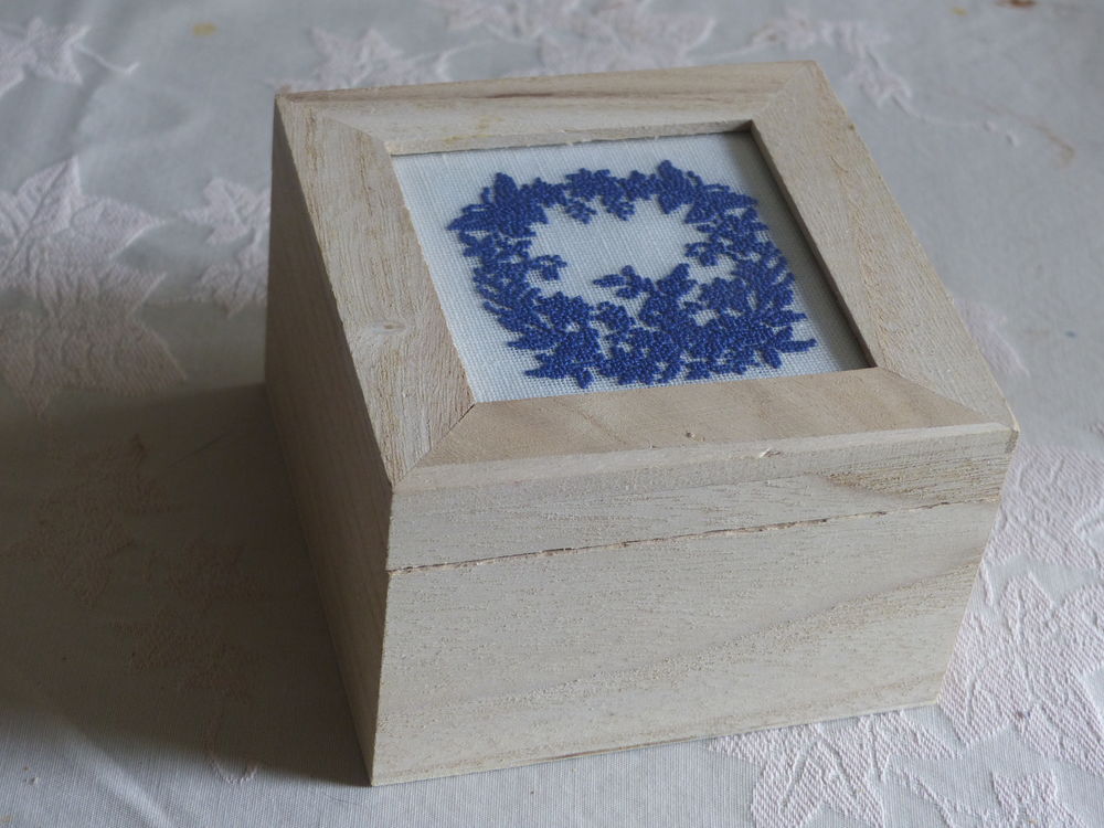 boitier en bois - vide poche
d&eacute;co Point de croix " bleu " Décoration