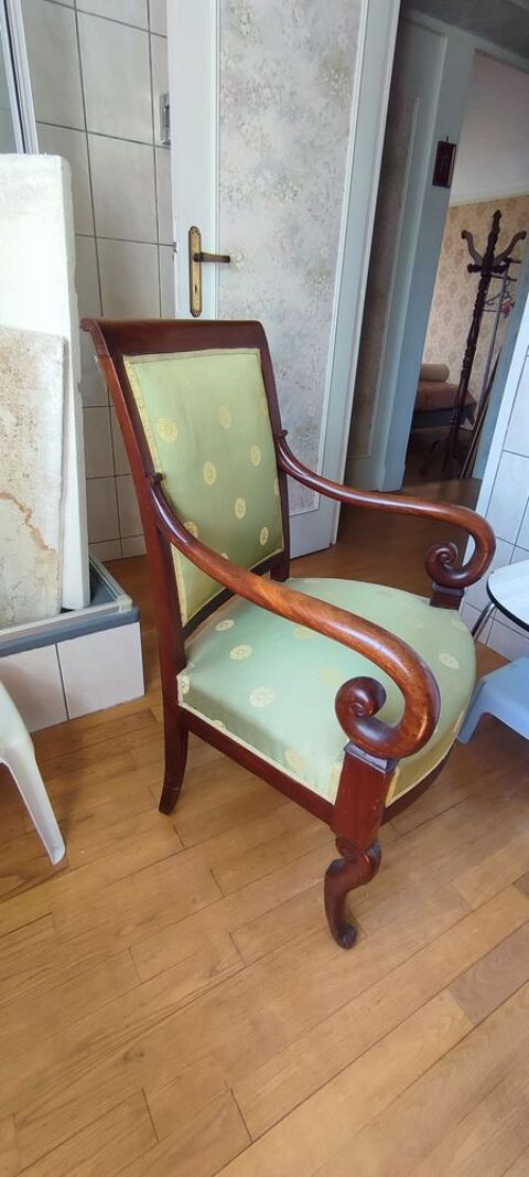 Paire de fauteuils anciens en bois ? tissu vert à motifs 90 Varreddes (77)