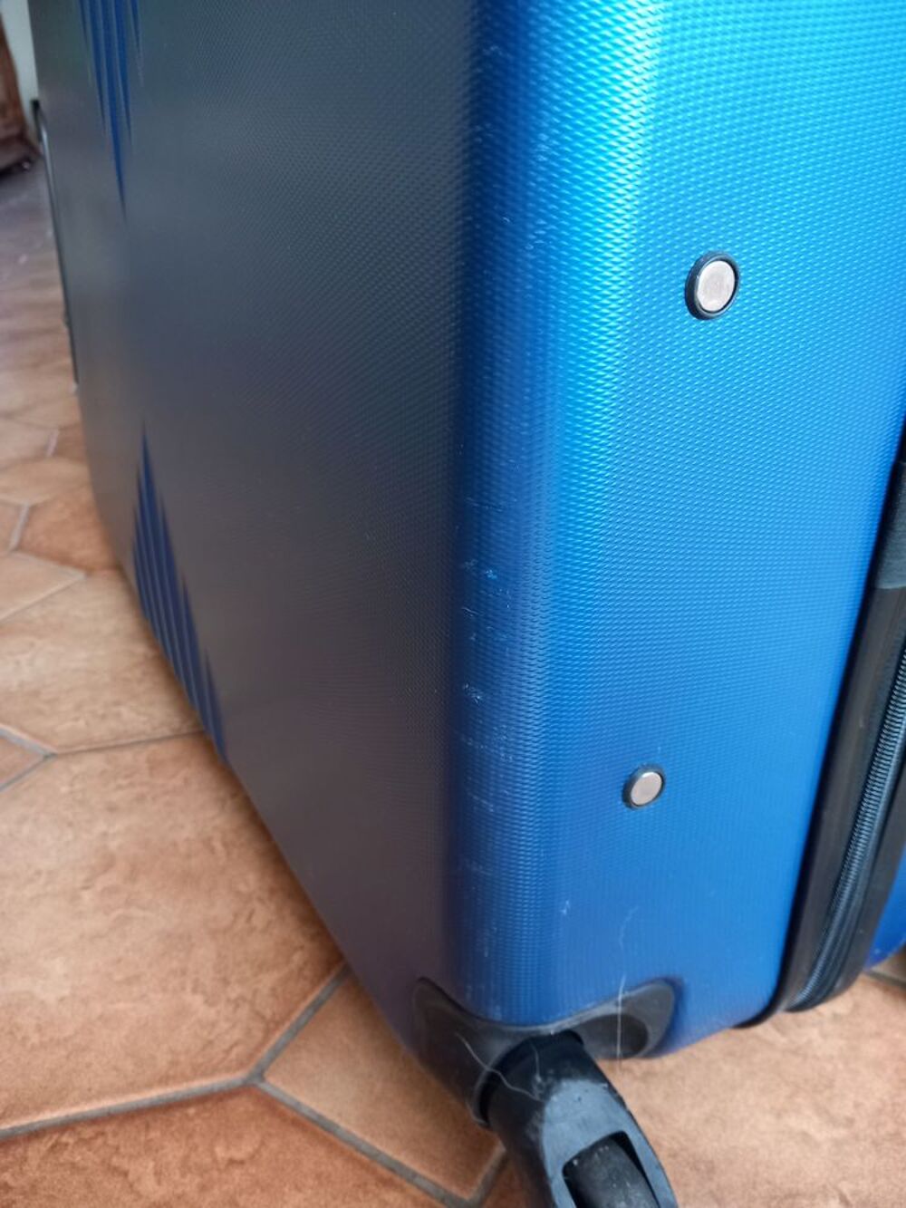 Valise bleue taille L (66x46x28 cm). Maroquinerie