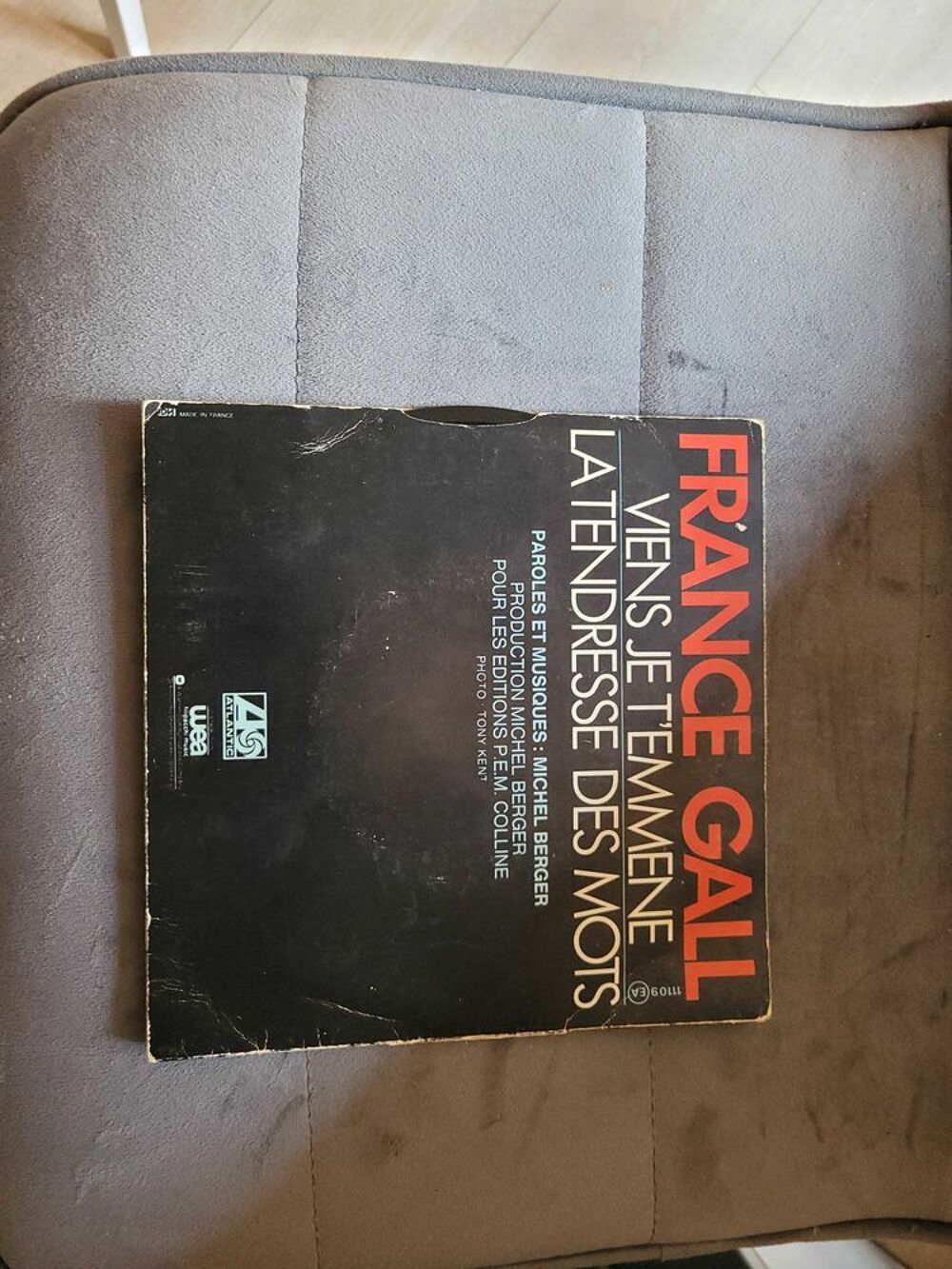 un disque vinyl 45 tours CD et vinyles