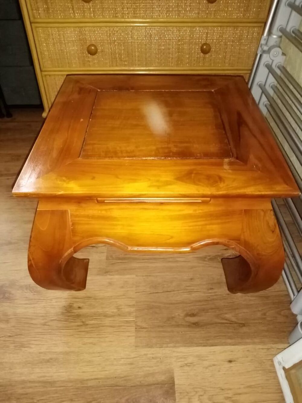 table basse en bois de teck pieds forme trompe &eacute;l&eacute;phant.
Meubles