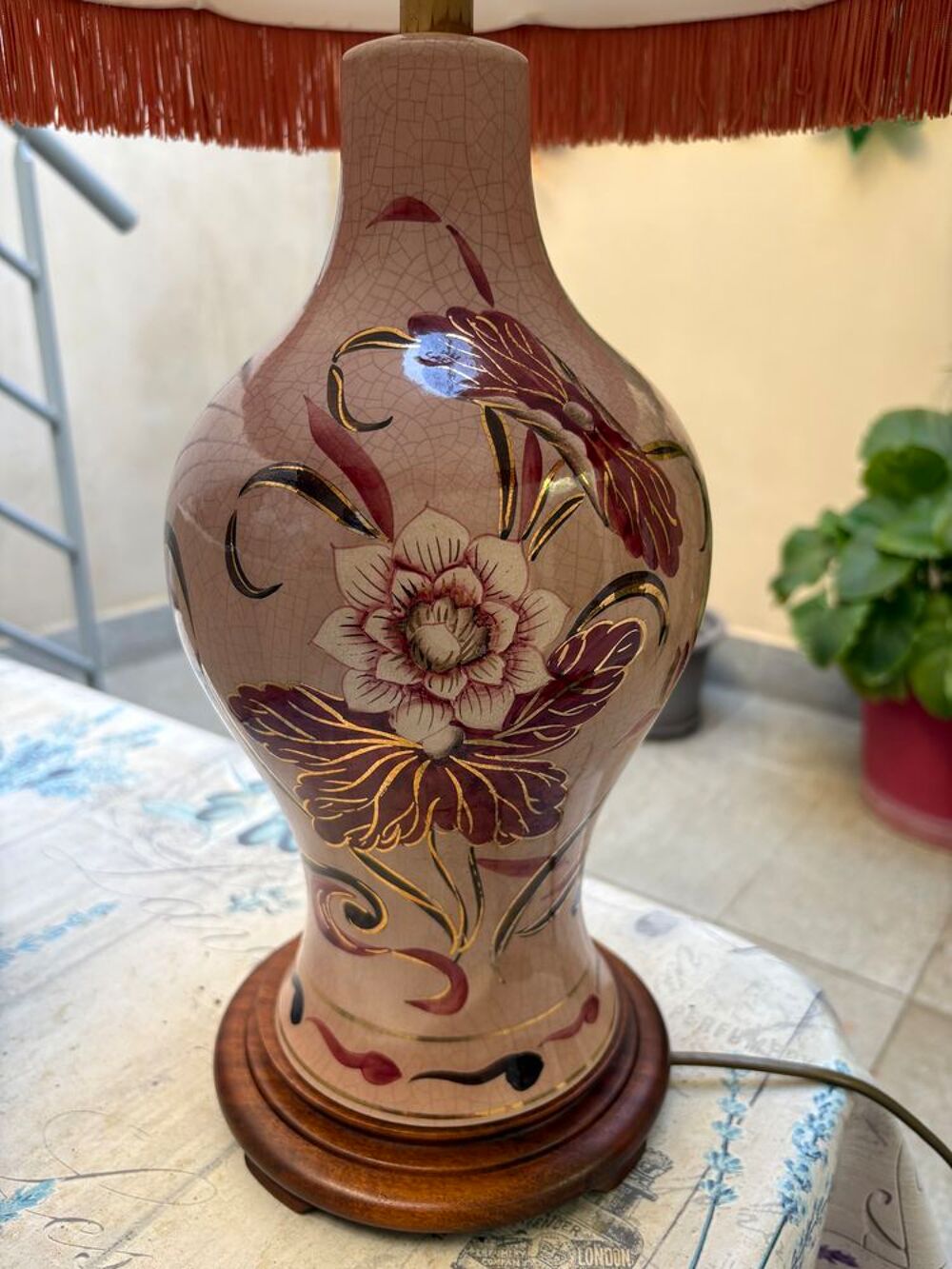 Jolie Lampe salon pied fa&iuml;ence et socle bois 
Décoration