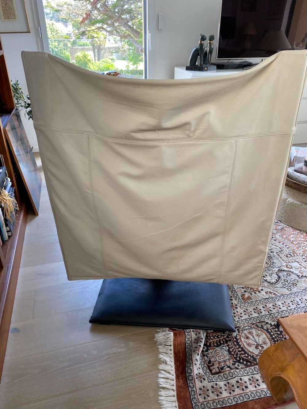 Fauteuil + repose-pieds "ZEN" cuir drap&eacute; blanc Ligne Roset Meubles