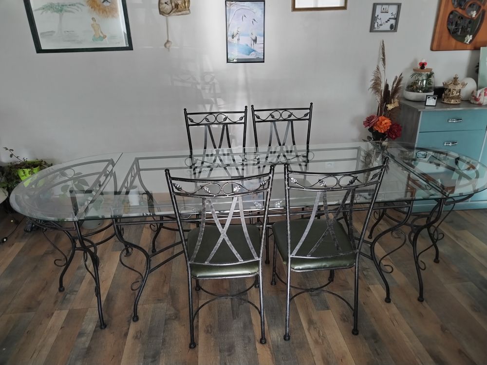 Table &agrave; manger en verre et fer forg&eacute; plus deux consoles et . Meubles