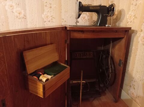 MACHINE A COUDRE ANCIENNE EN MEUBLE TBE 150 Palaiseau (91)