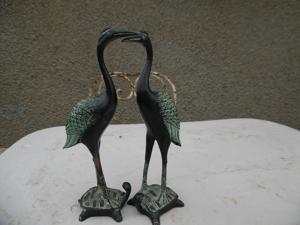 magnifique grues pos&eacute;e sur une tortue en bronze. 