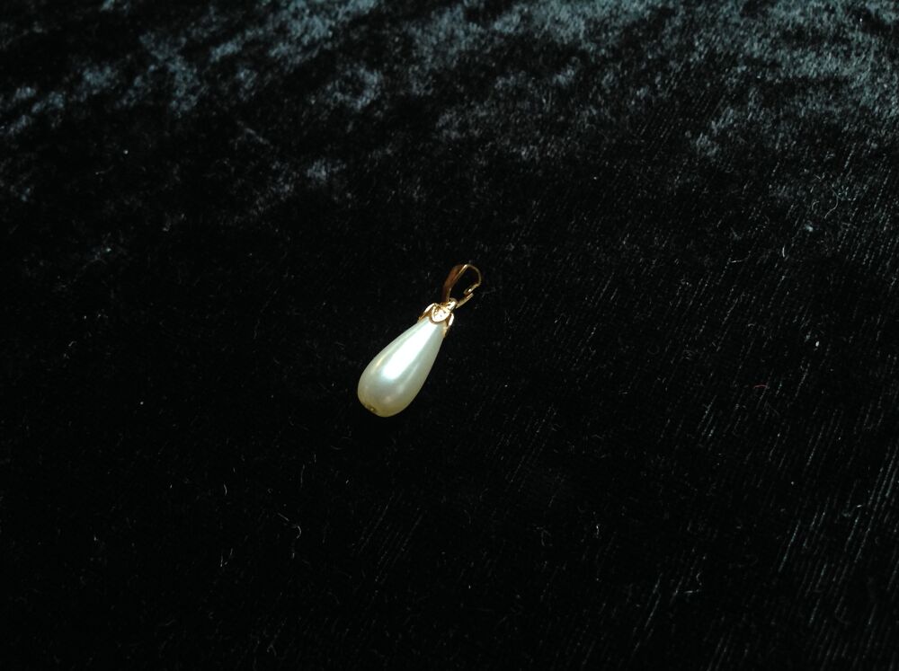 PENDENTIF GOUTTE PERL&Eacute;E Envoi Possible
Bijoux et montres