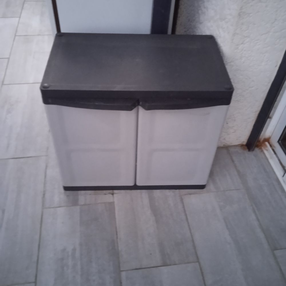 Meuble de rangement en PVC en bon &eacute;tat de fonctionnement. 64 Meubles